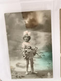 Carte postale ancienne fillette fleurs colorisée début XXe CPA photo rétro