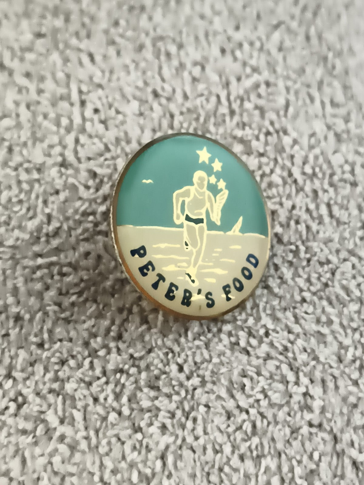 Pin's vintage Peter's Food émaillé, badge rond, bleu crème, sport rétro (Ref 9)