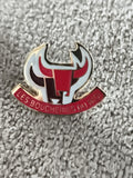 Pin's vintage Les Boucheries du Midi logo taureau émaillé rouge noir (Ref 10)