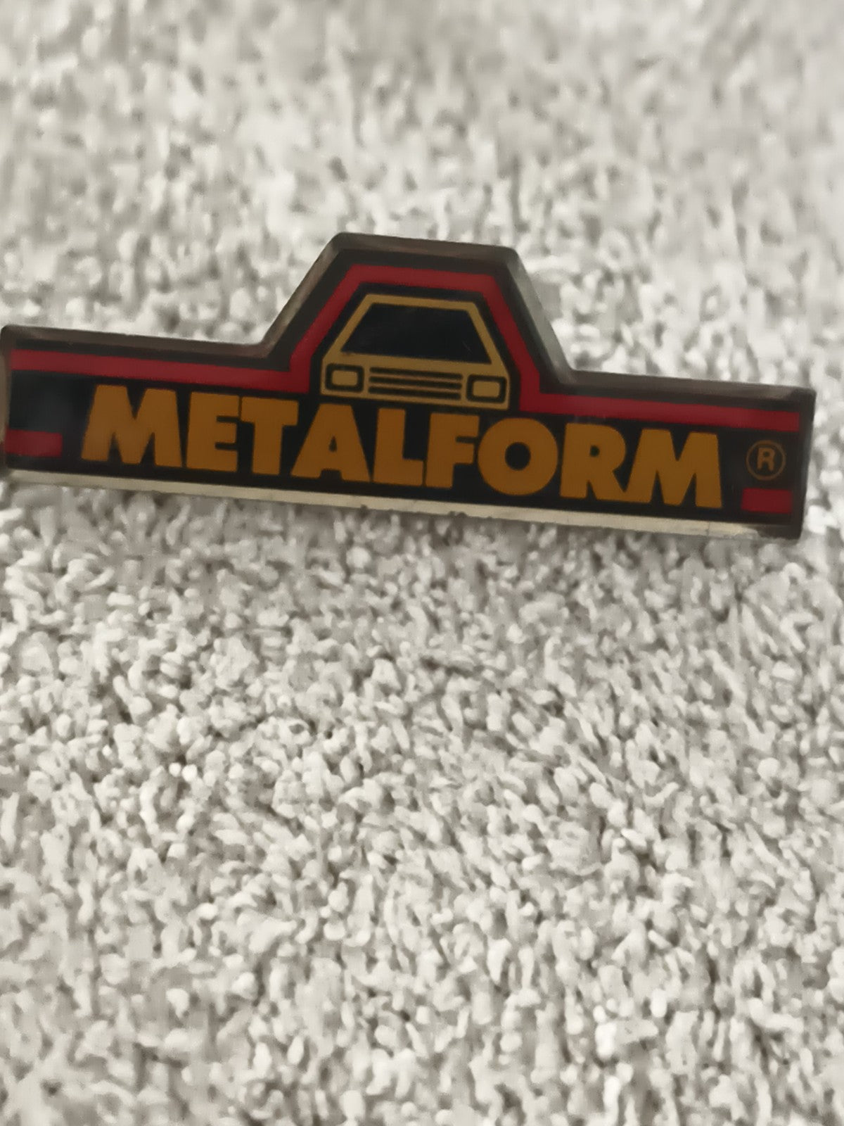 Pin's vintage METALFORM logo voiture, badge ancien, noir jaune rouge (Ref 8)
