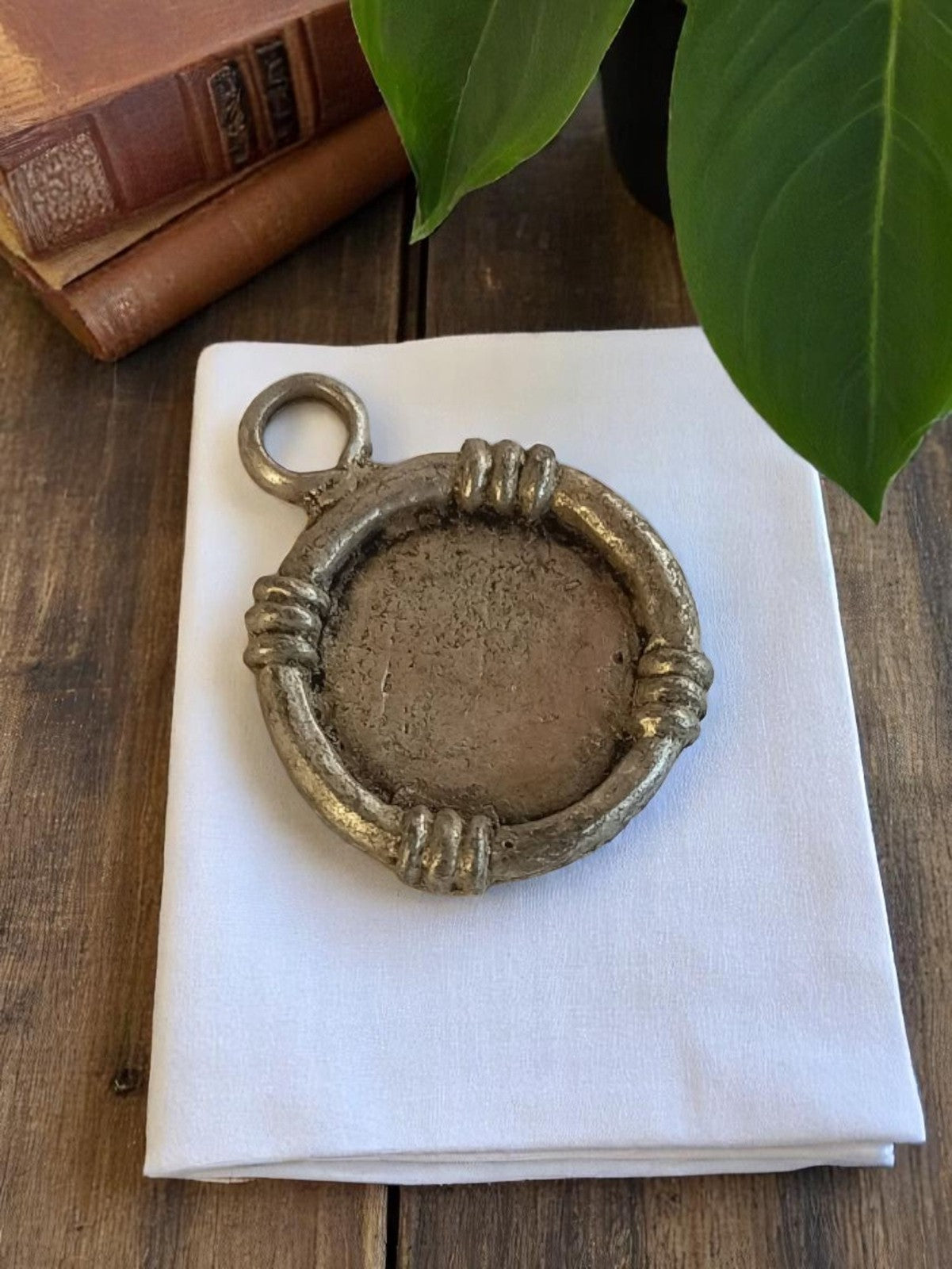 Pendentif vintage rond métal brut années 50 style artisanal rétro