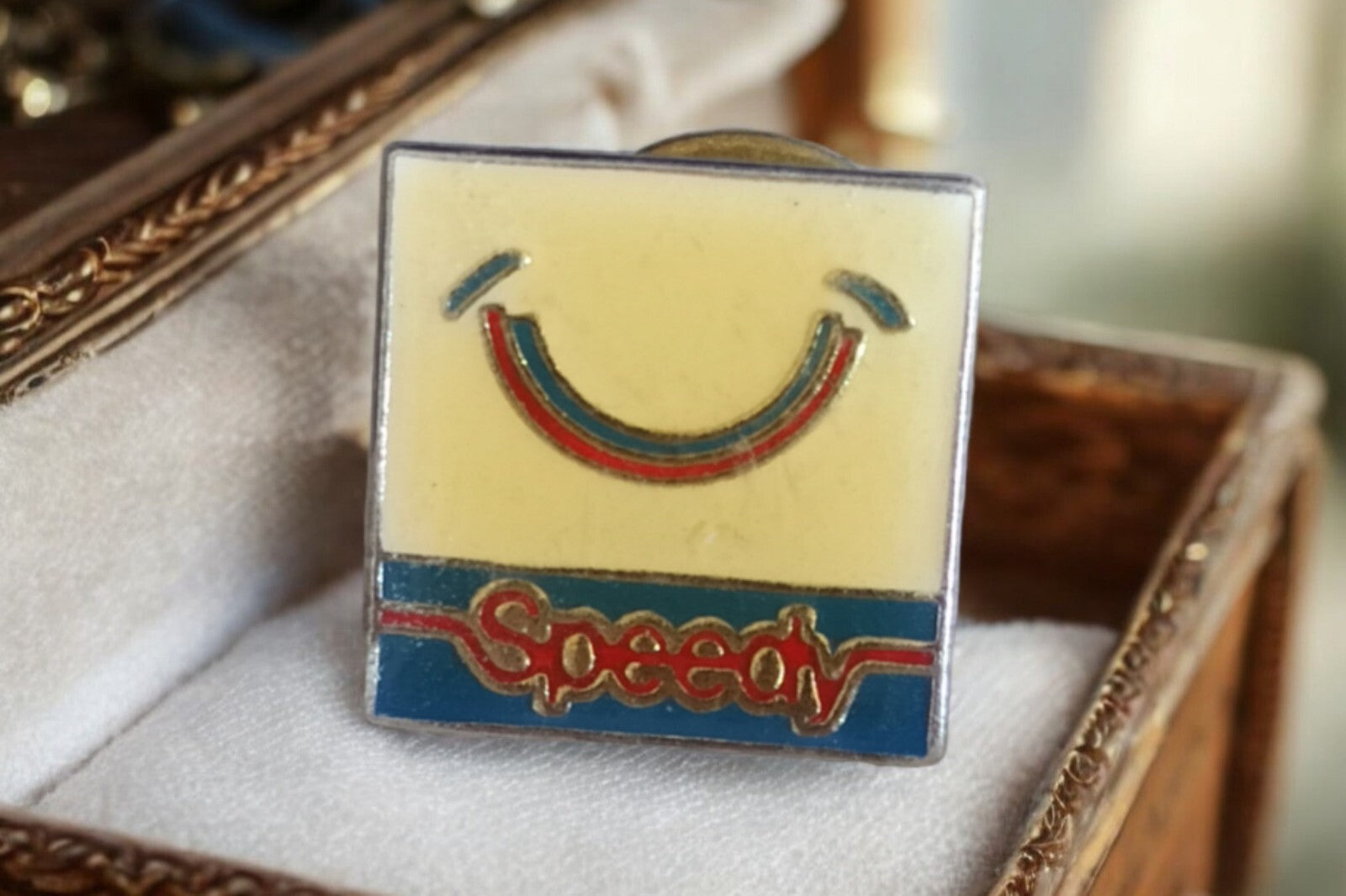 Pin's vintage Speedy carré émaillé jaune bleu rétro sourire années 80