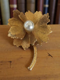 Broche fleur vintage métal doré perle imitation style rétro chic
