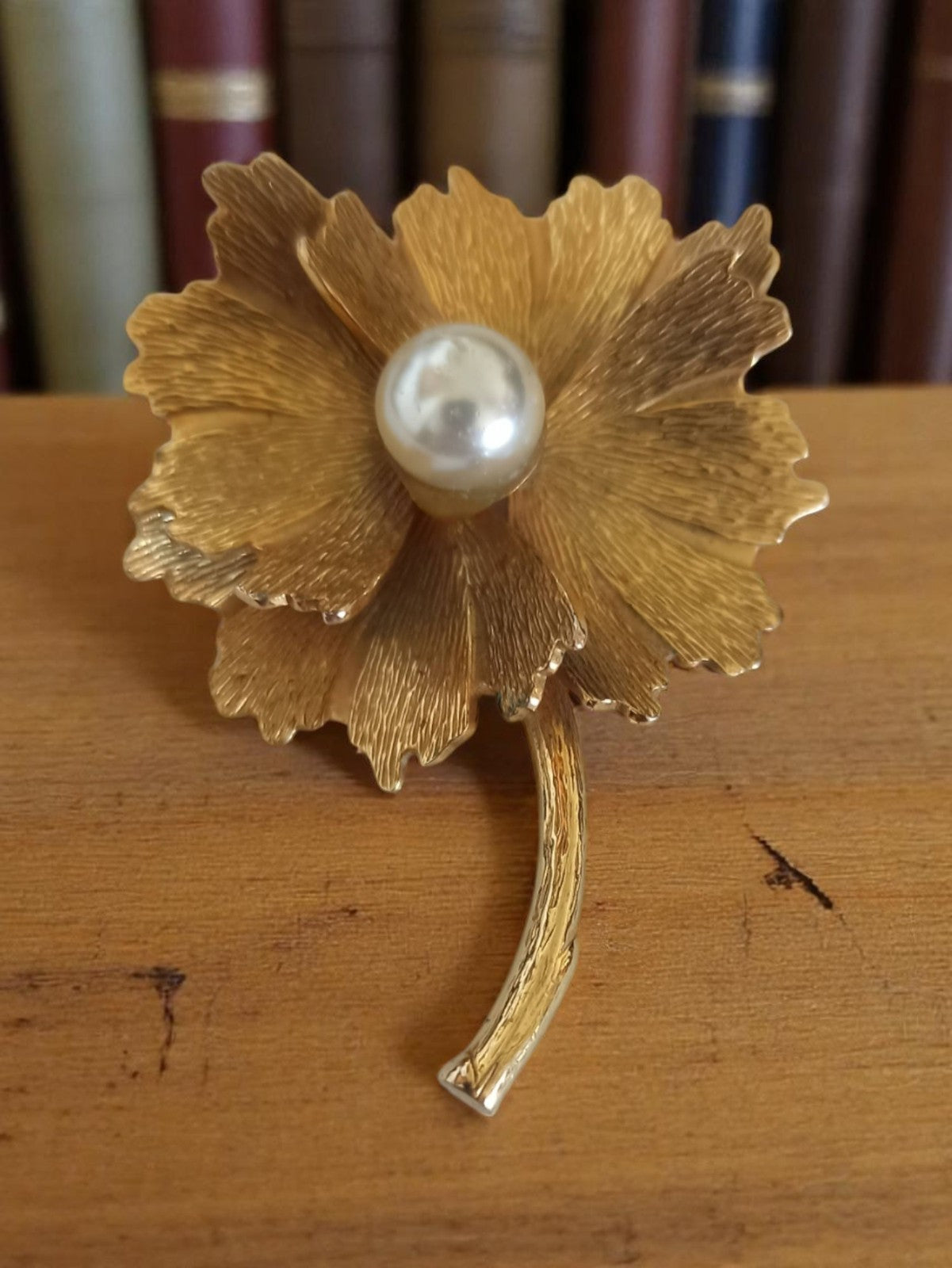 Broche fleur vintage métal doré perle imitation style rétro chic