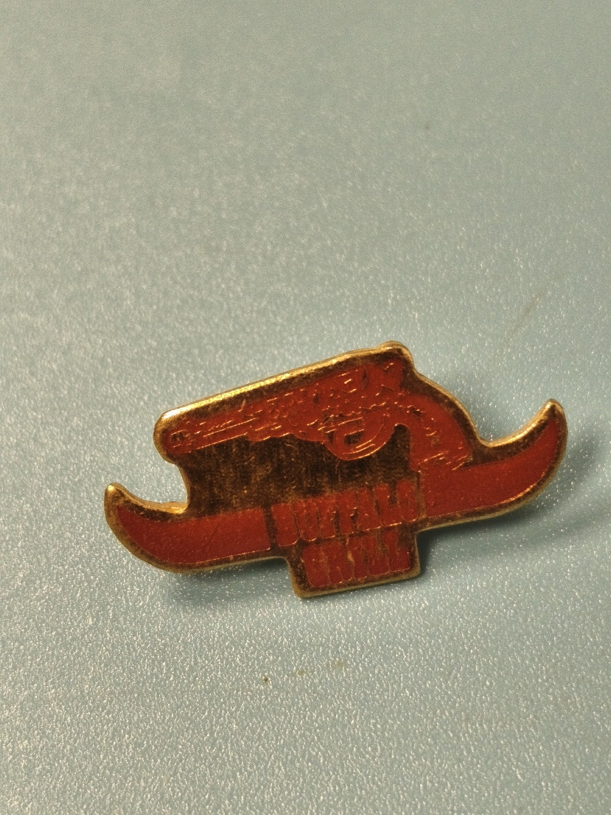 Vintage pin's Buffalo Grill rouge logo tête de buffle collection (Ref 17)