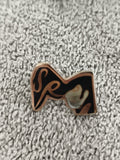 Pin's vintage forme abstraite noir doré écriture stylisée émail années 80 (Ref 4