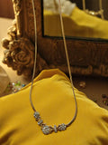 Collier vintage fantaisie doré strass, motif floral rétro élégant