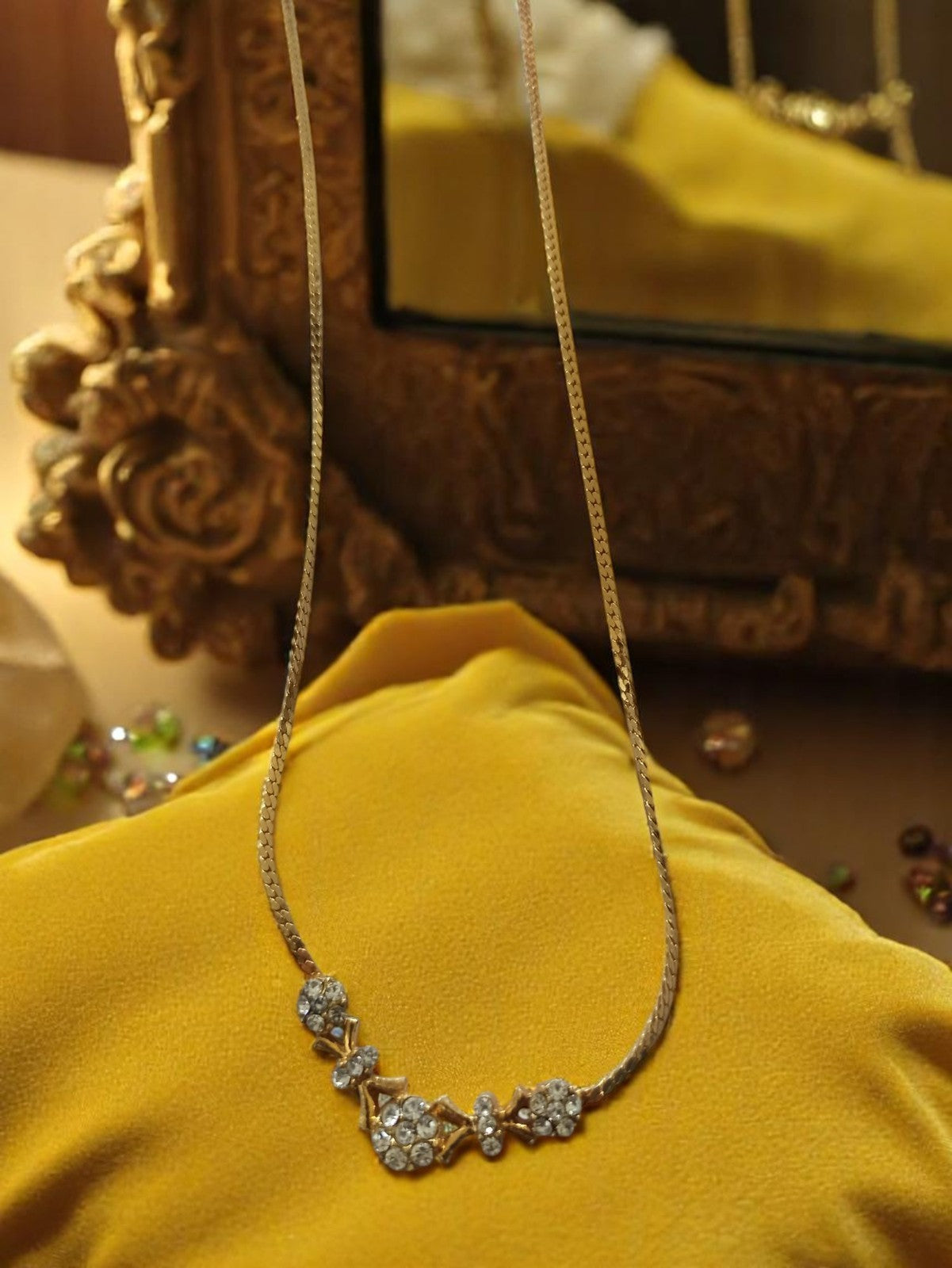 Collier vintage fantaisie doré strass, motif floral rétro élégant