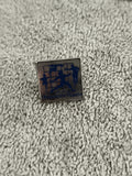 Pin's vintage L'Assurance Maladie logo bleu rectangulaire ancien badge (Ref 1)