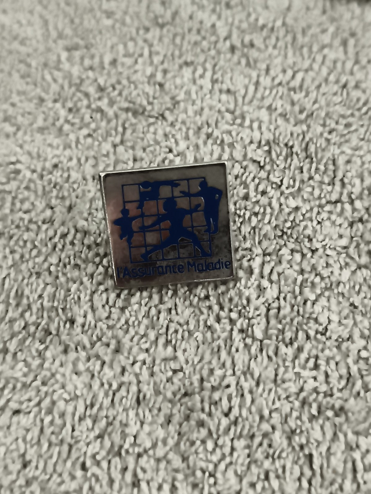 Pin's vintage L'Assurance Maladie logo bleu rectangulaire ancien badge (Ref 1)