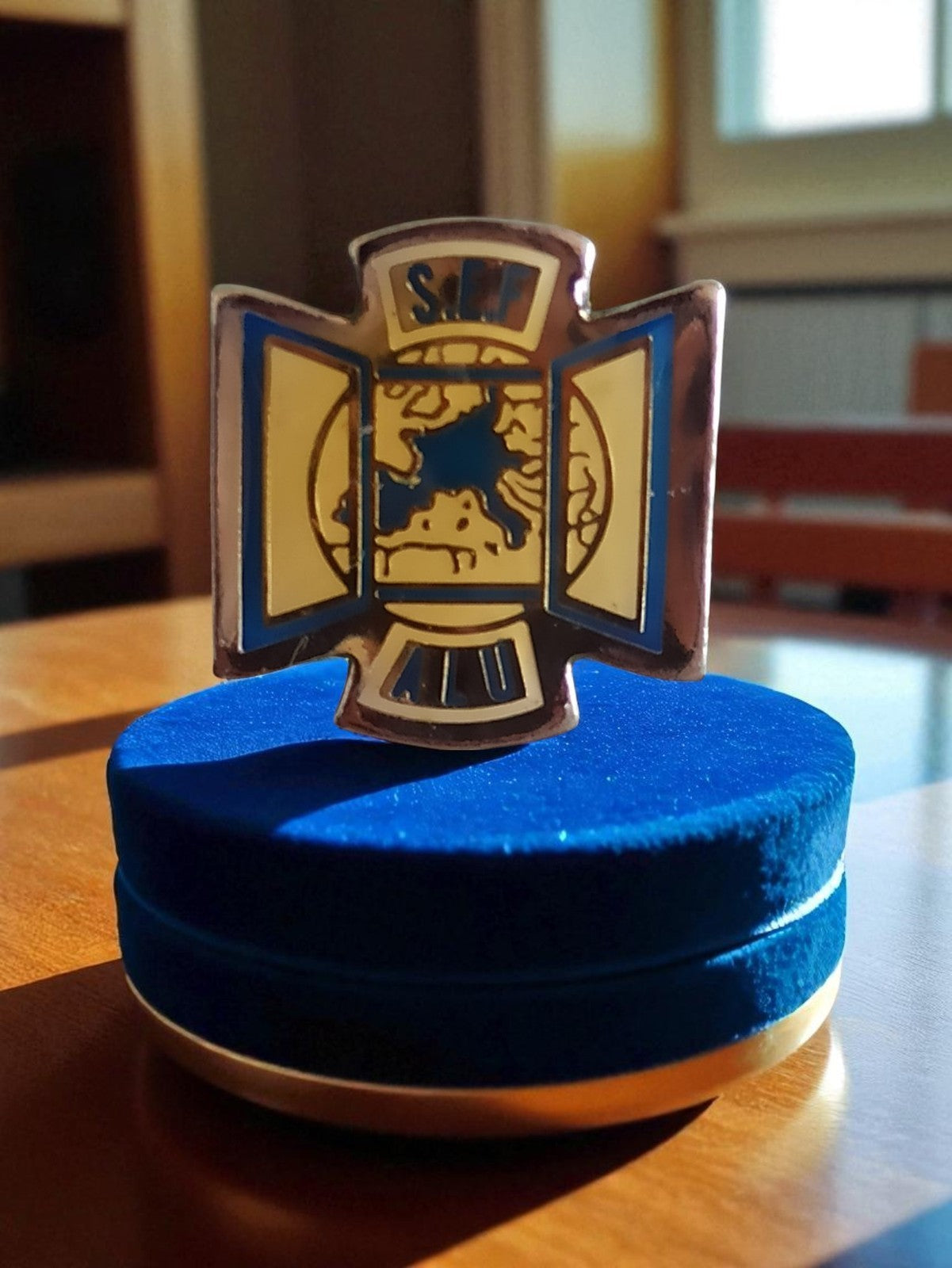 Pin's SNCF émaillé vintage années 80 logo Europe – badge rétro rare