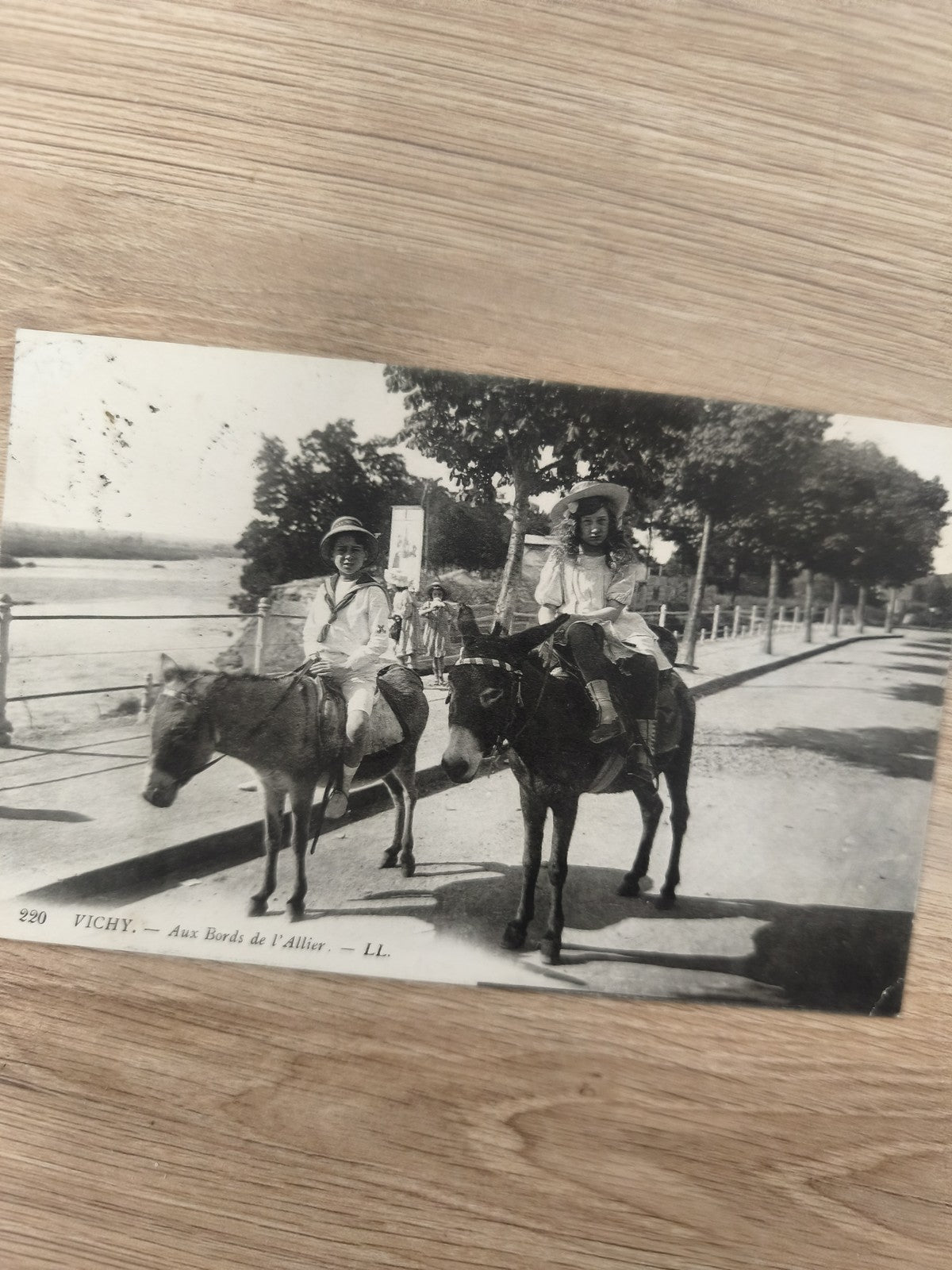 Ancienne carte postale Vichy bords de l?Allier enfants ânes LL vintage