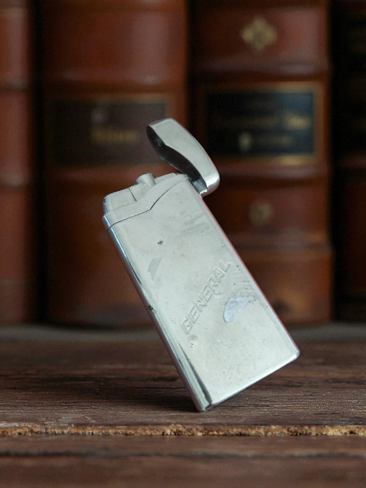 Briquet vintage à essence ancien gravé métal argenté rétro à recharger