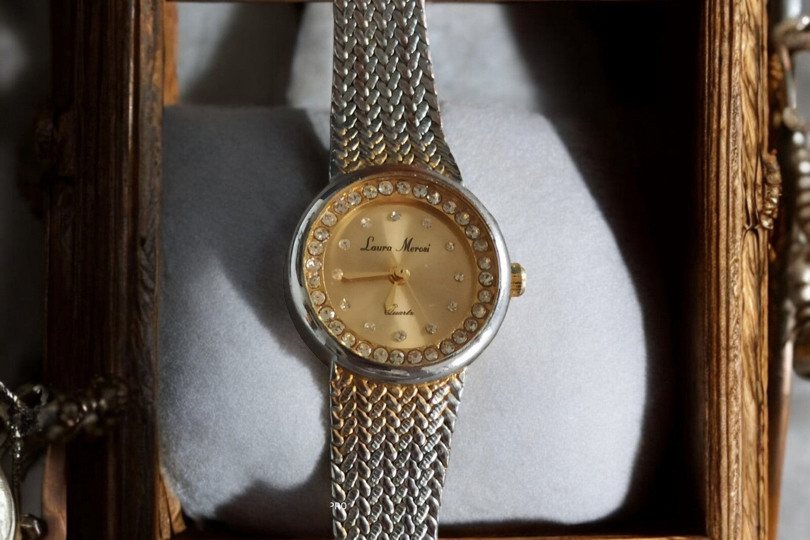 Montre vintage Laura Mérosi femme, cadran doré strass, bracelet maille métal