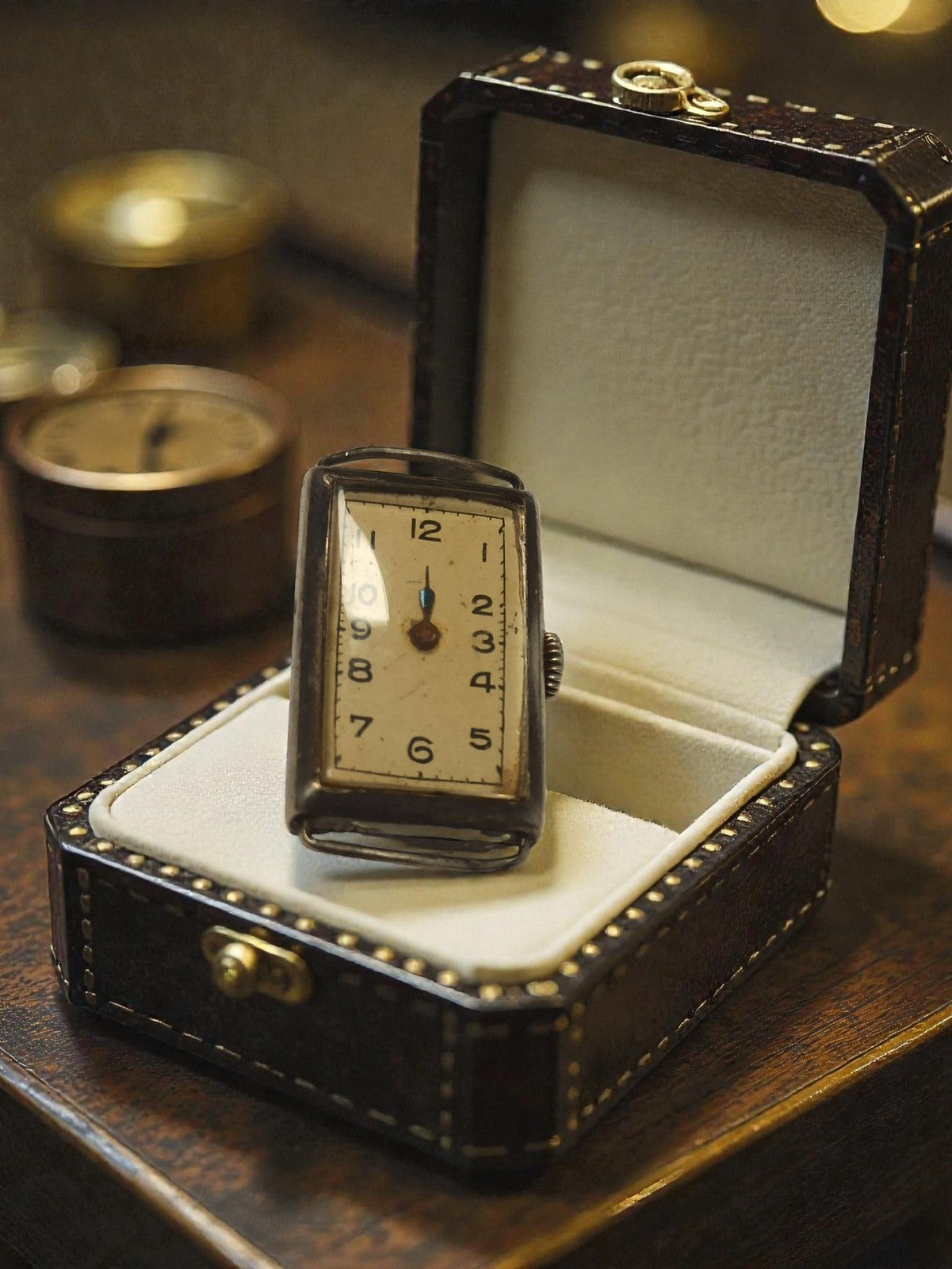 Montre mécanique ancienne femme rectangulaire vintage à restaurer rétro