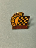 Vintage pin's rallye anniversaire, badge ancien course auto, damier noir jaune