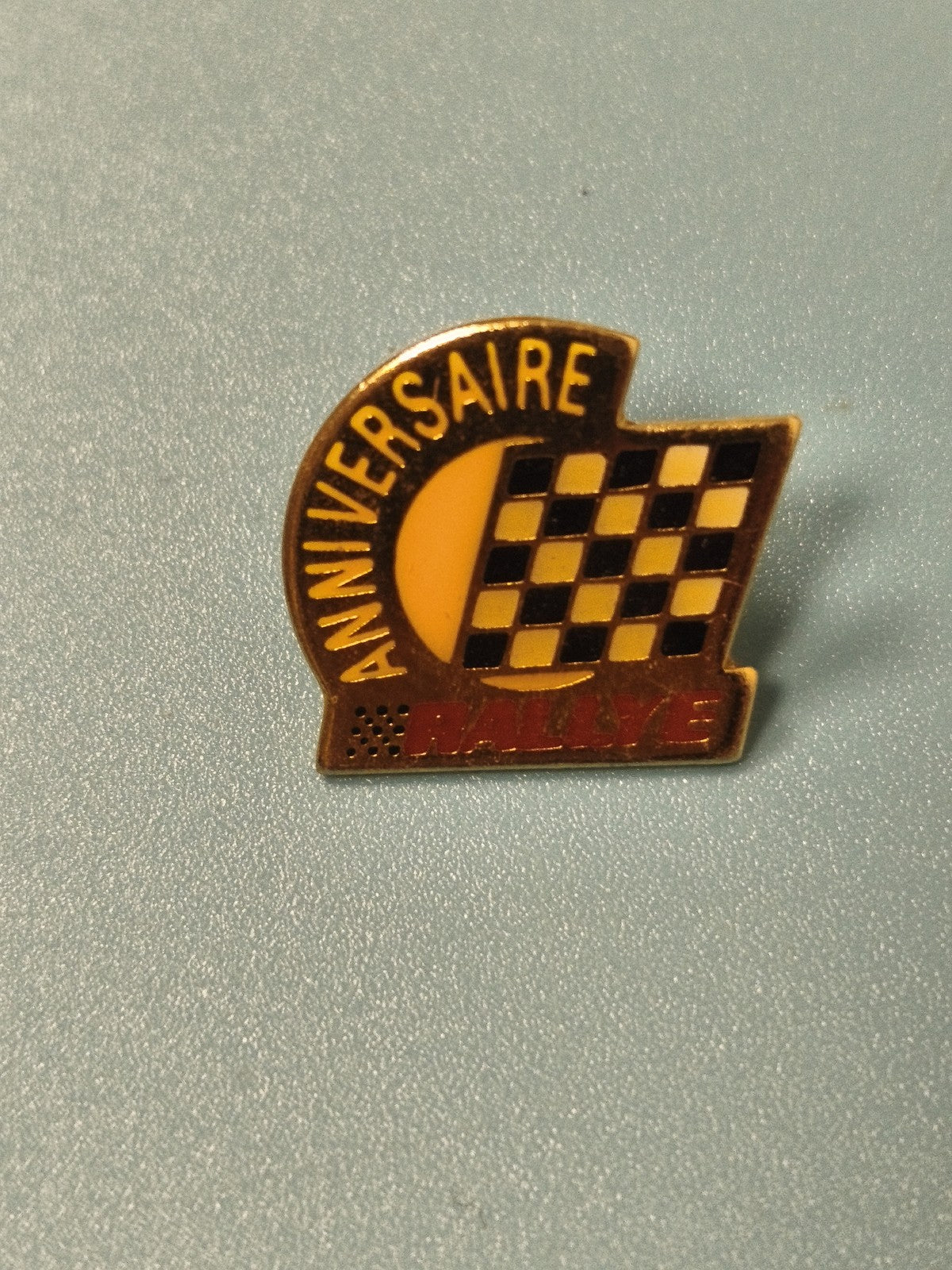 Vintage pin's rallye anniversaire, badge ancien course auto, damier noir jaune