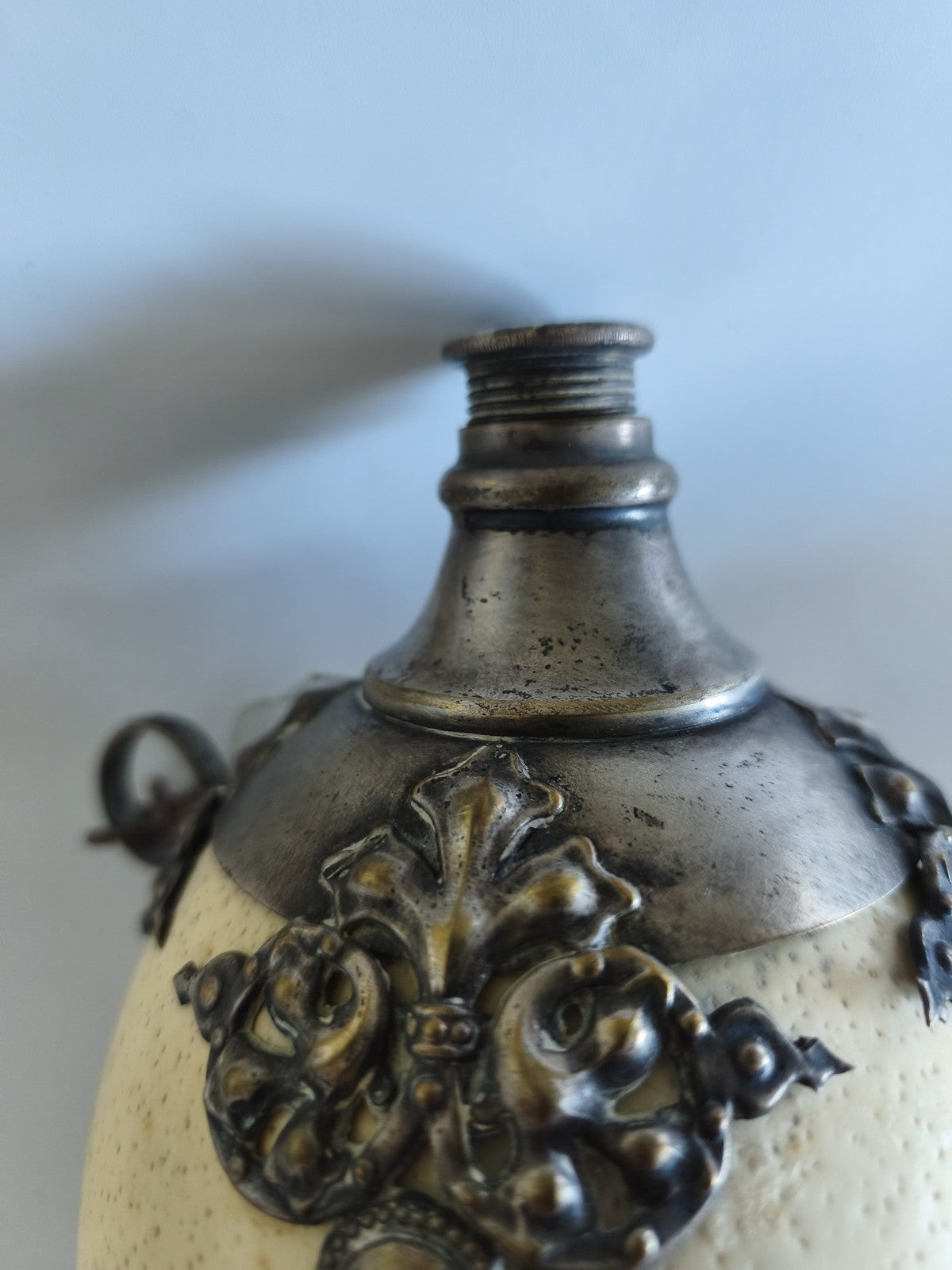 ?uf d?autruche ancien transformé en bouteille, métal argenté à décor ajouré