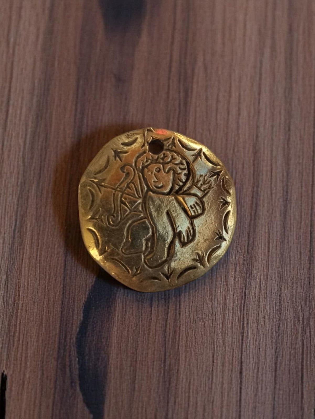 Pendentif vintage métal doré ange archer années 1950 médaillon rétro