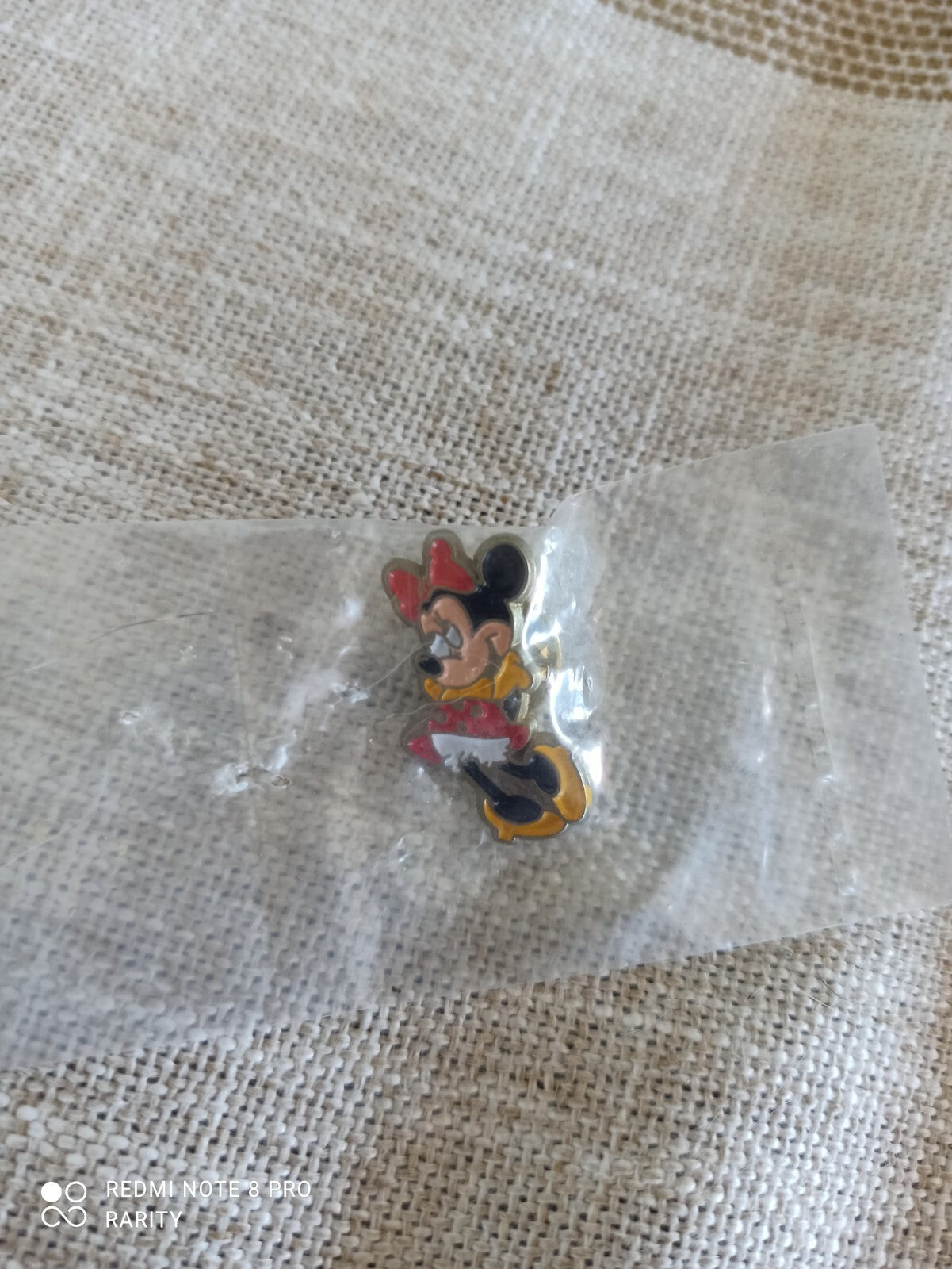 Pin's vintage Disney Minnie Mouse émaillé – badge ancien dessin animé