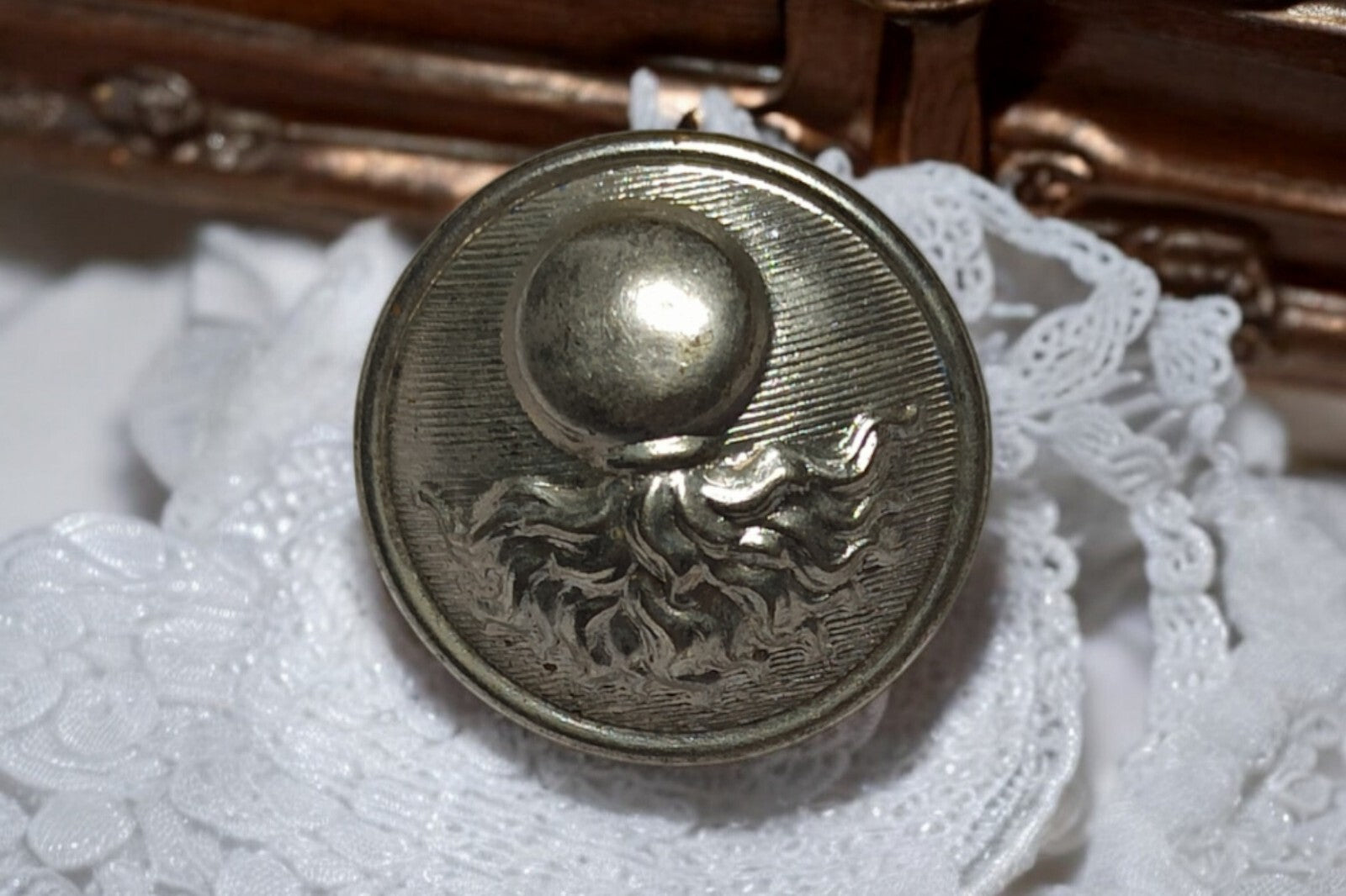 Bouton militaire doré grenade flamme Infanterie blason décoratif ancien