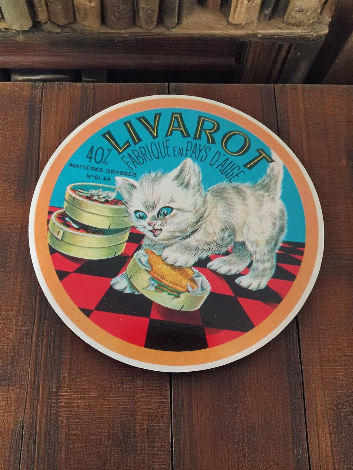 Étiquette fromagère vintage Livarot chat, curiosité ancienne France, déco rétro