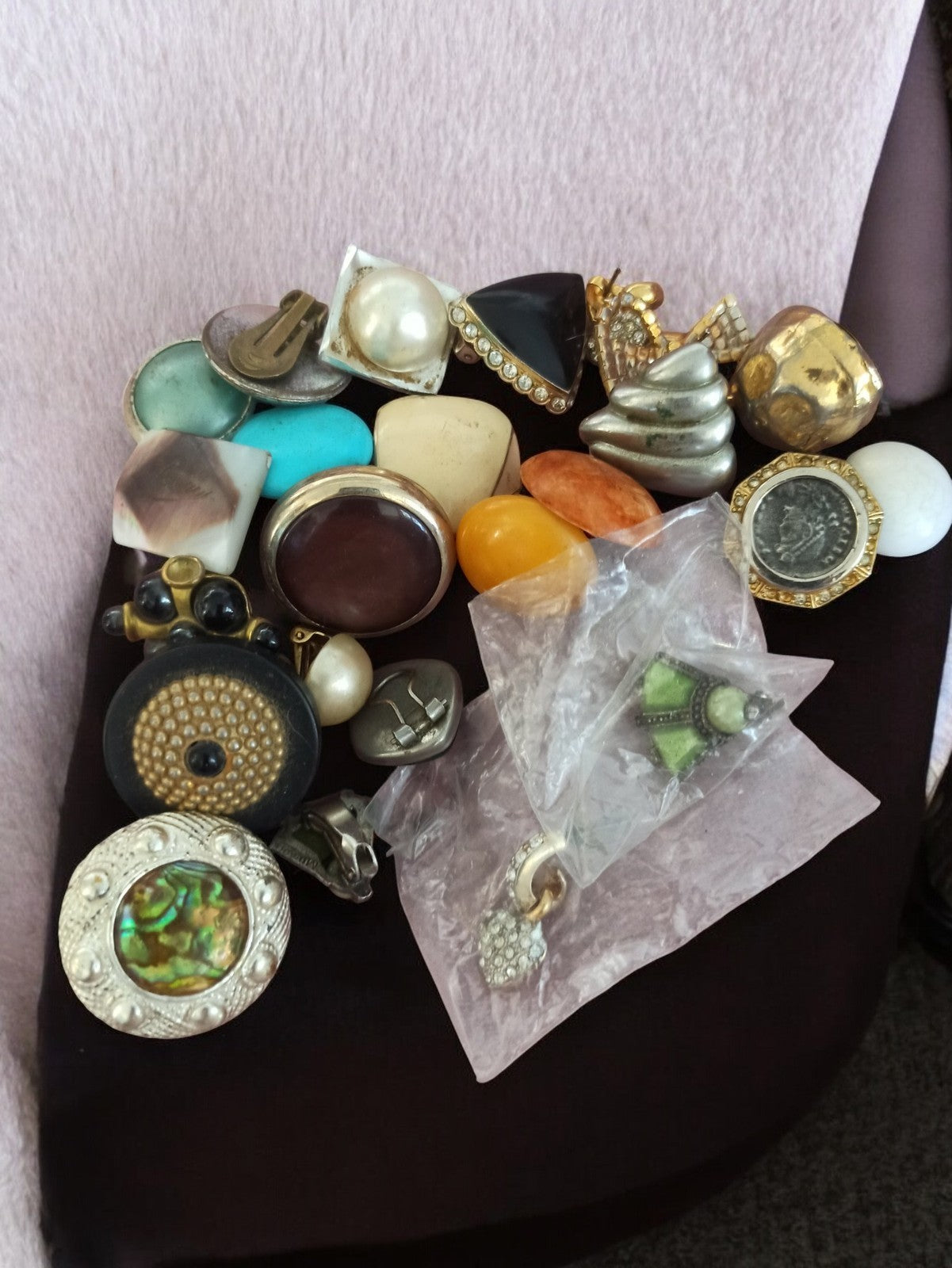 Lot boucles d’oreilles orphelines vintage rétro, boutons clips anciens bijoux
