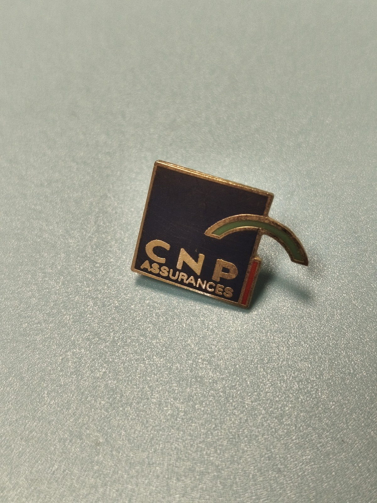 Vintage pin's CNP Assurances carré logo bleu ancien collection (Ref 14)