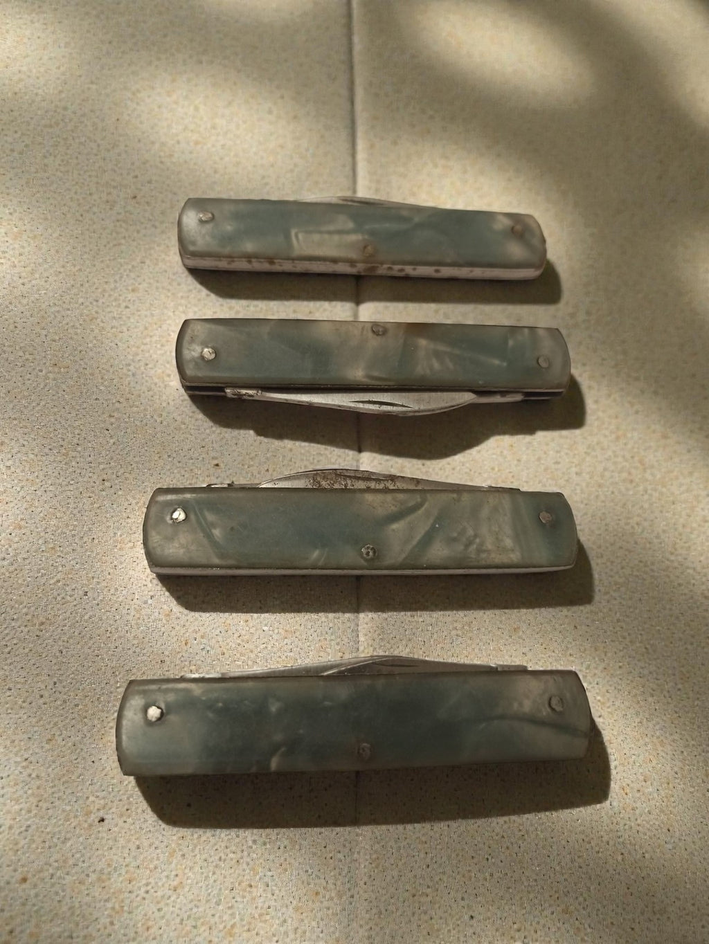 Lot 4 couteaux pliants anciens vintage années 70 manche aspect nacré rétro