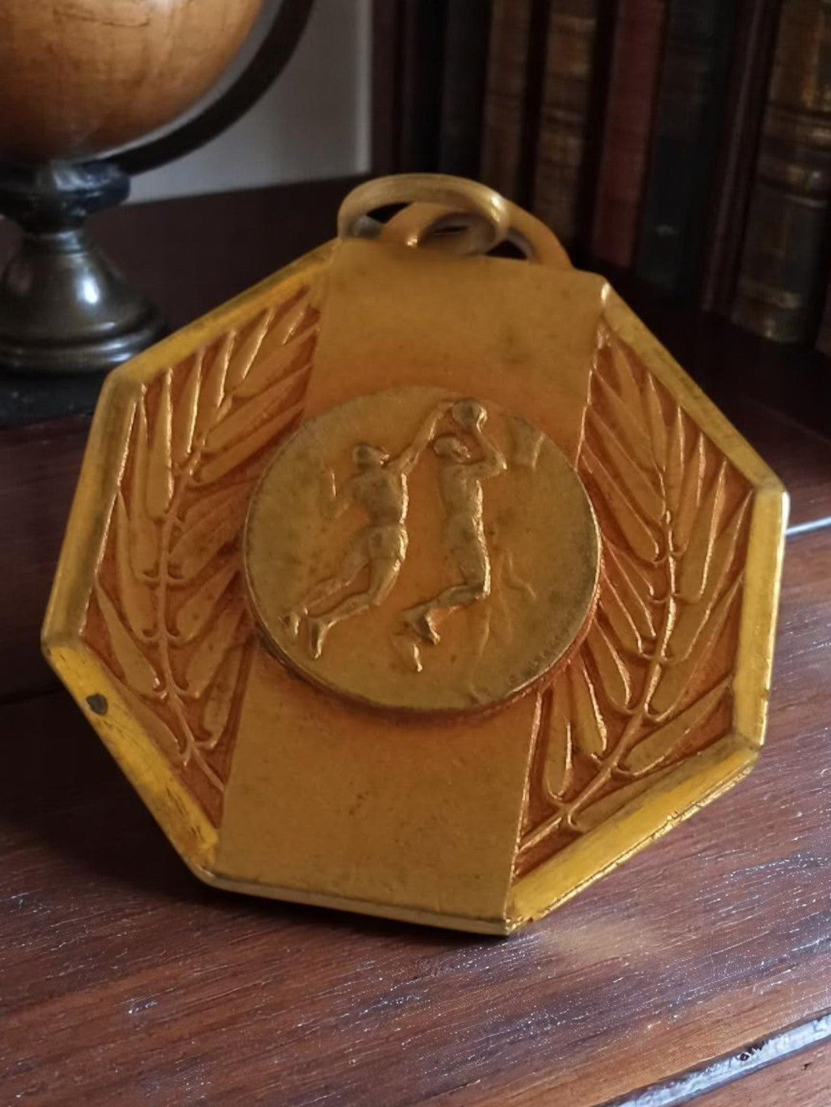 Médaille basket vintage métal doré années 60-70 trophée rétro sport