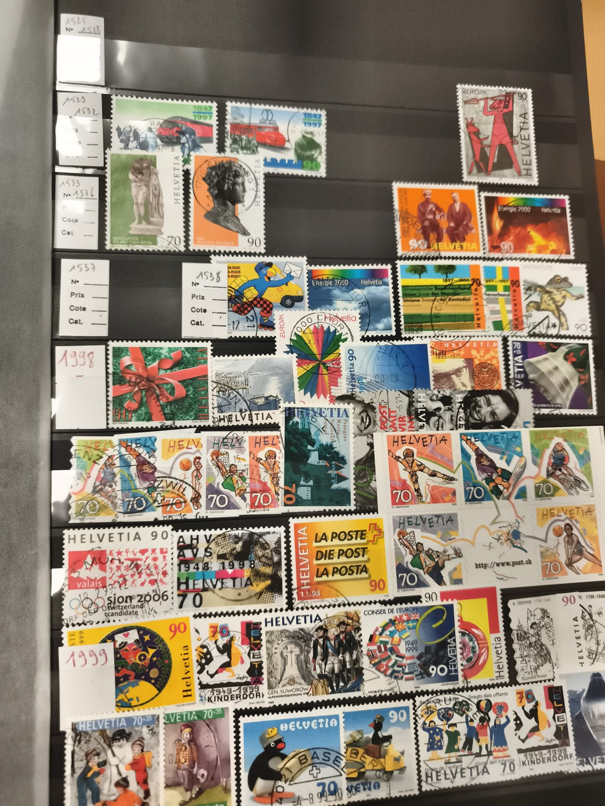 Timbres Suisse Helvetia oblitérés lot thématique 1990s colorés philatélie