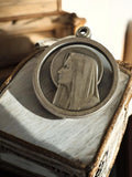 Médaille religieuse catholique Vierge profil finition argentée pendentif