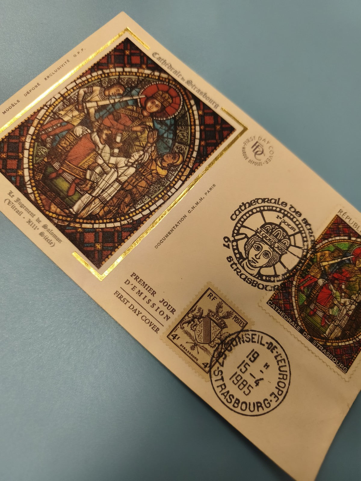 Enveloppe FDC Strasbourg 1985 vitrail doré, timbre 4F Conseil de l?Europe