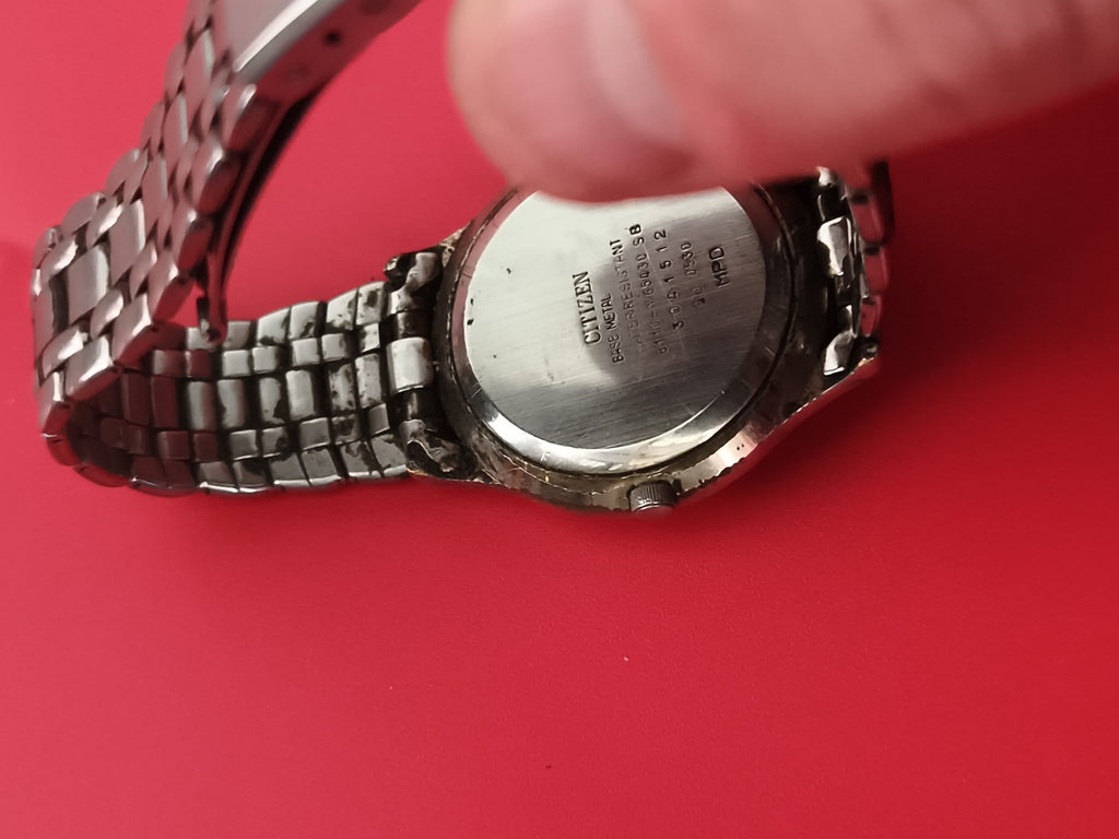 Montre Citizen Quartz ancienne, cadran noir, bracelet métallique, à réviser