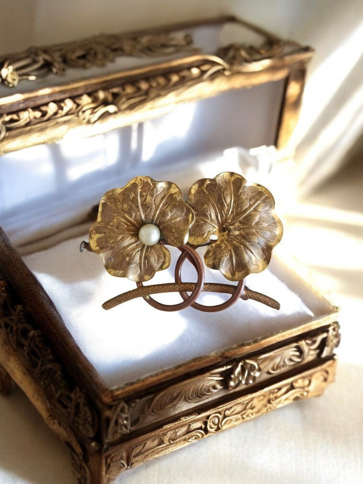 Broche fleur ancienne laiton doré perle, rétro vintage années 50 art floral