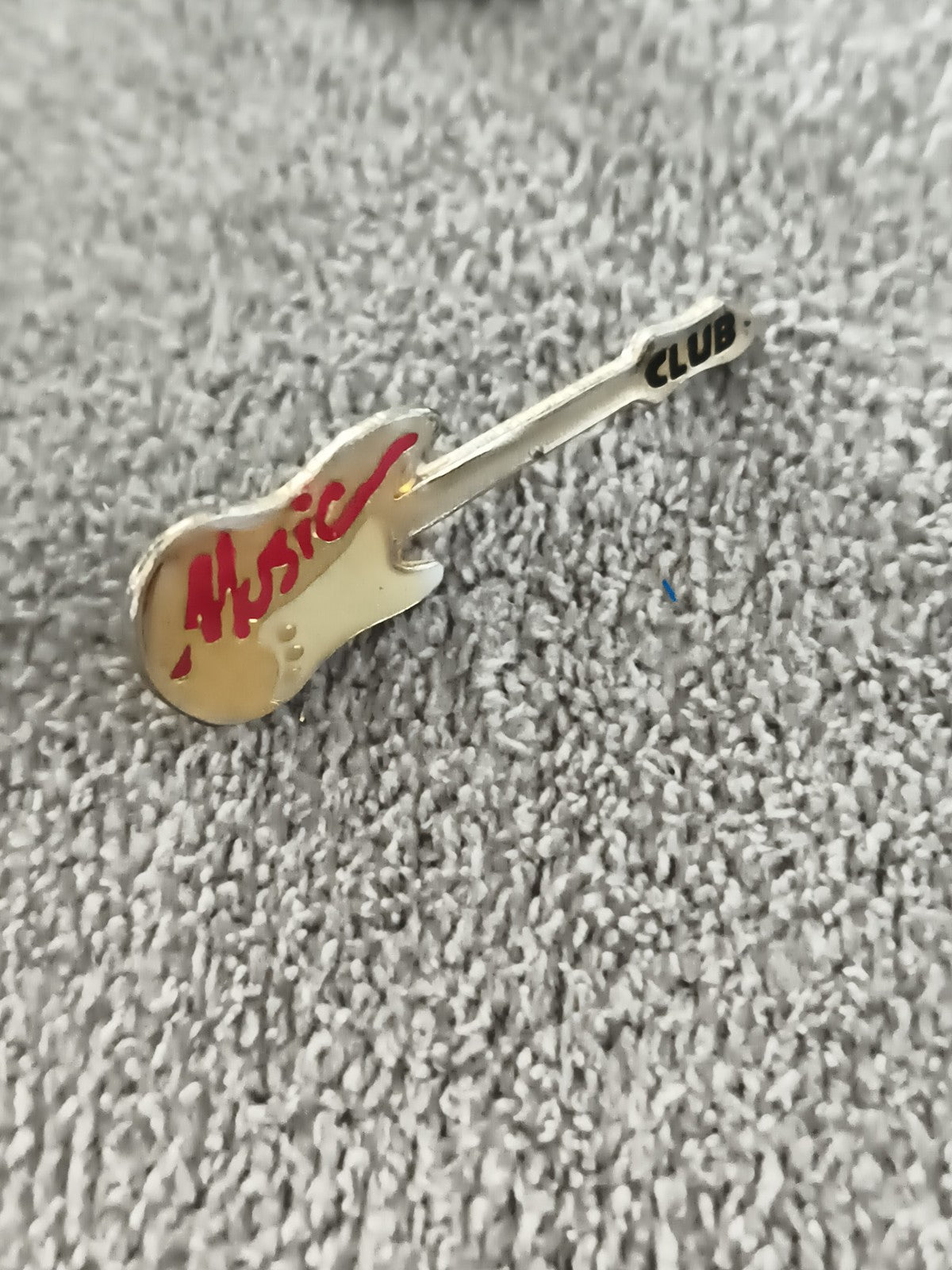 Pin's vintage guitare Music Club, finition dorée, badge ancien musique (Ref 8)