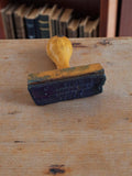 Tampon ancien caoutchouc bois, vintage, poignée bombée, écriture relief