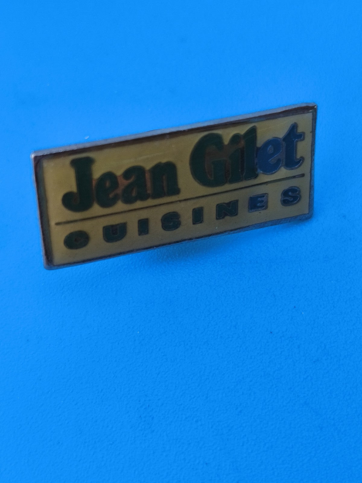 Pin's vintage publicitaire Jean Gilet Cuisines rectangulaire jaune vert (Ref 8)