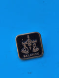 Vintage pin's Balance carré noir doré signe astrologique rétro collection