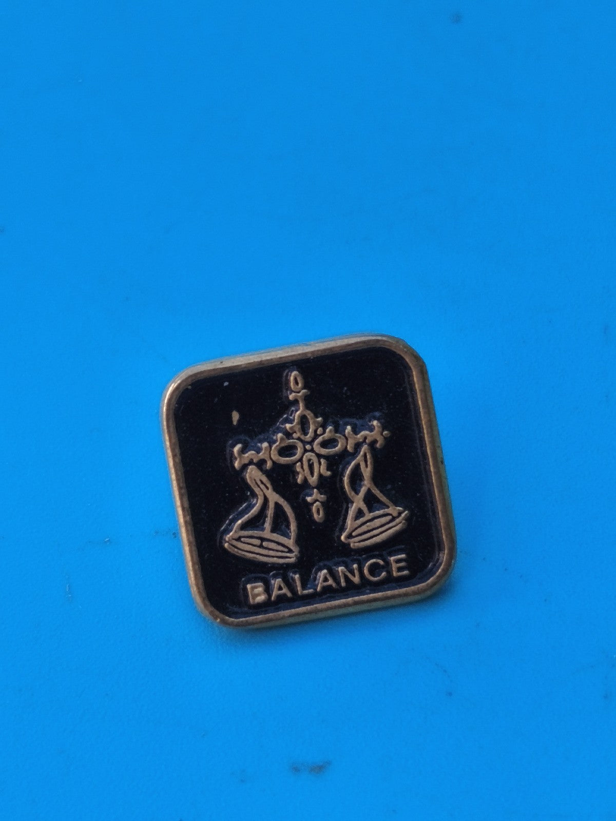 Vintage pin's Balance carré noir doré signe astrologique rétro collection