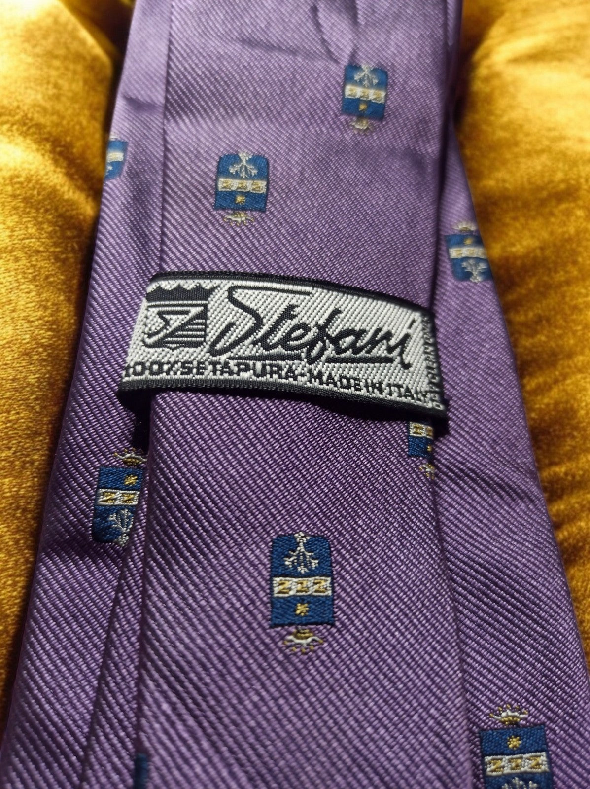 Cravate vintage Stefani en soie violette à motifs blason rétro chic