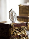 Pendentif religieux catholique ancien, médaille miraculeuse métal argenté ovale