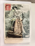 Carte postale ancienne CPA femme pêcheuse humour timbre 1900s illustrée