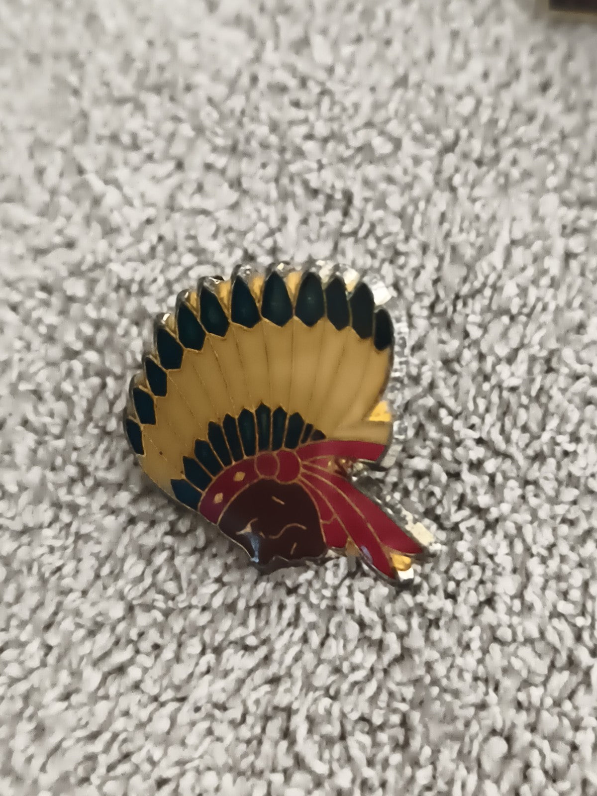 Pin's vintage tête d’indien plume émaillée style années 80 (Ref 6)