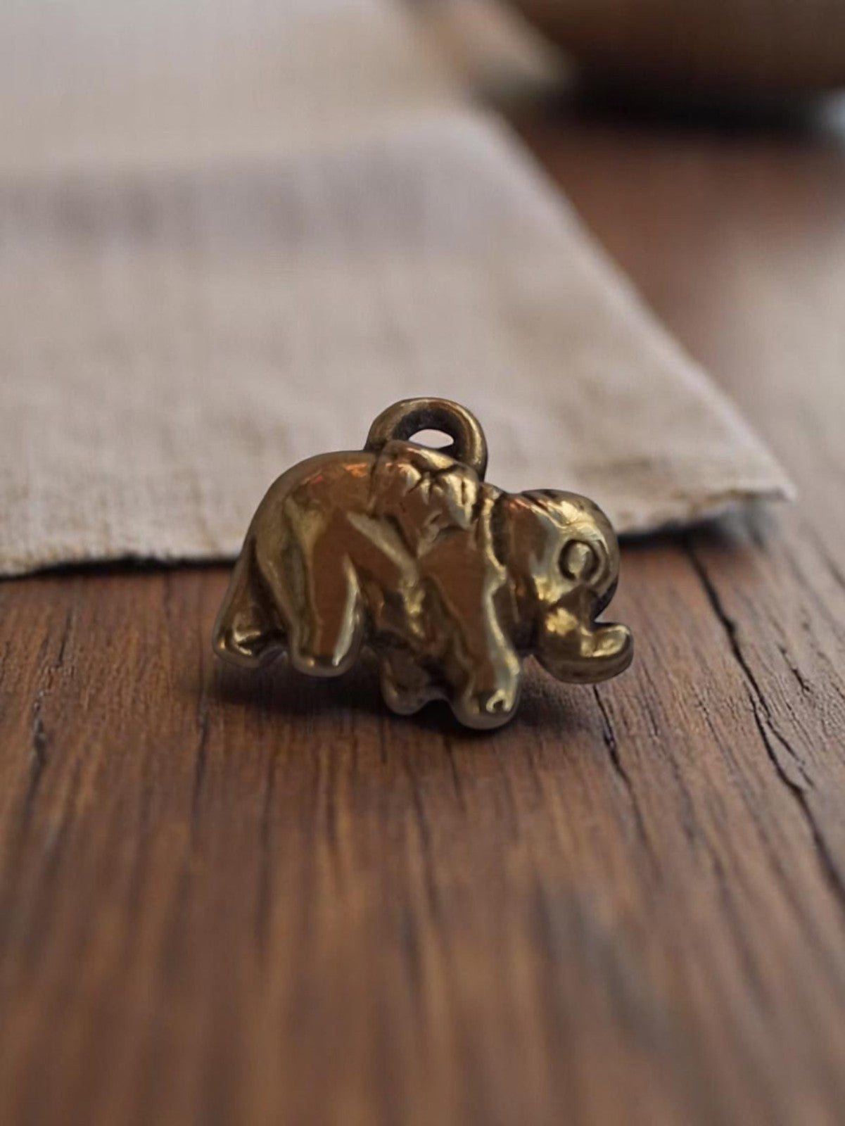 Pendentif éléphant vintage métal doré années 50, bijou animalier rétro