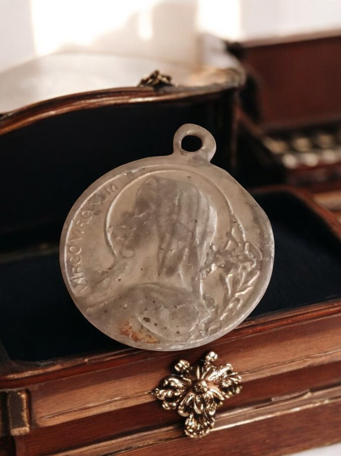 Pendentif religieux catholique métal ancien Vierge Marie médaillon vintage