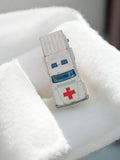 Véhicule miniature ambulance vintage blanc croix rouge rétro jouet ancien