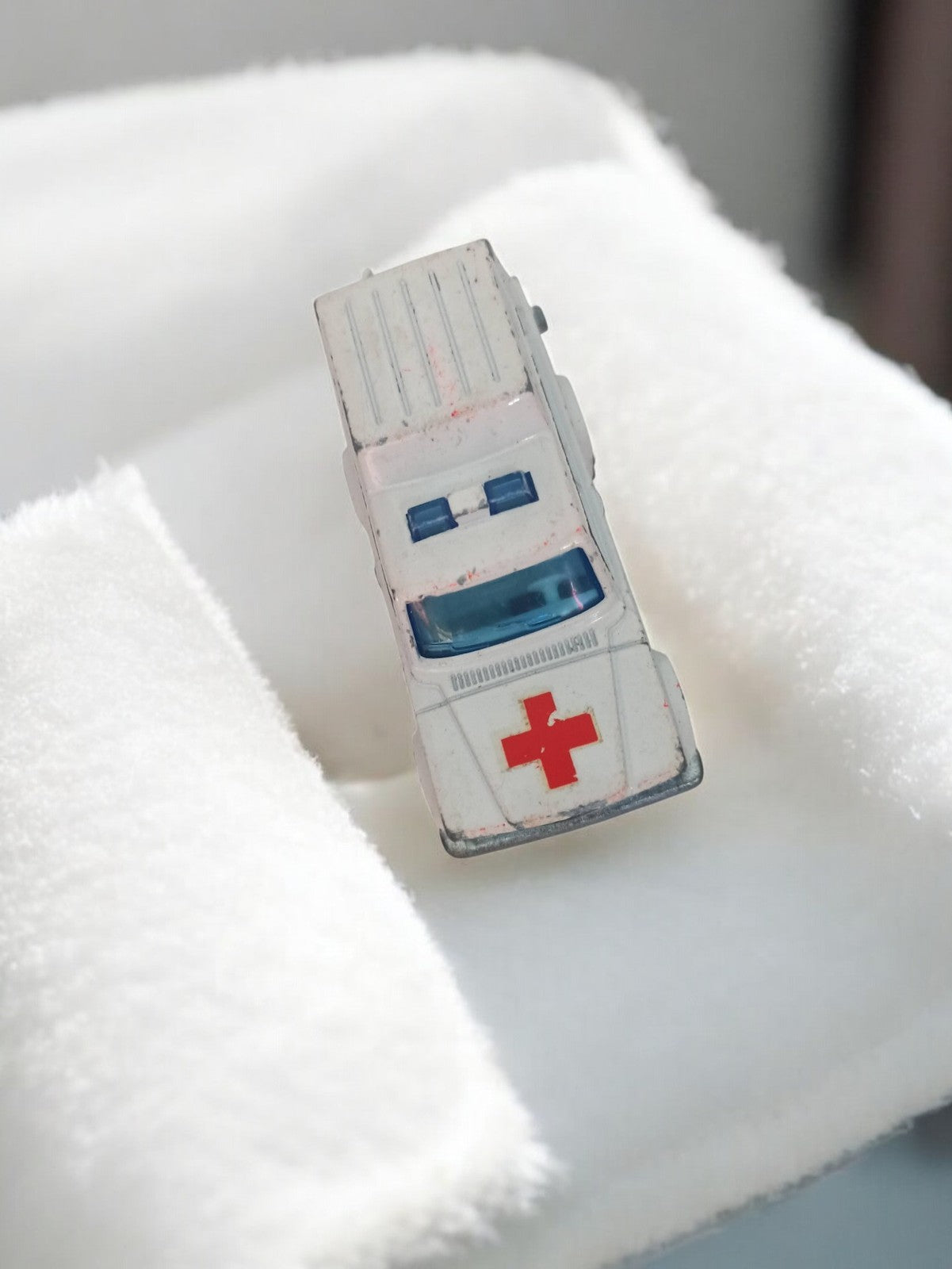 Véhicule miniature ambulance vintage blanc croix rouge rétro jouet ancien