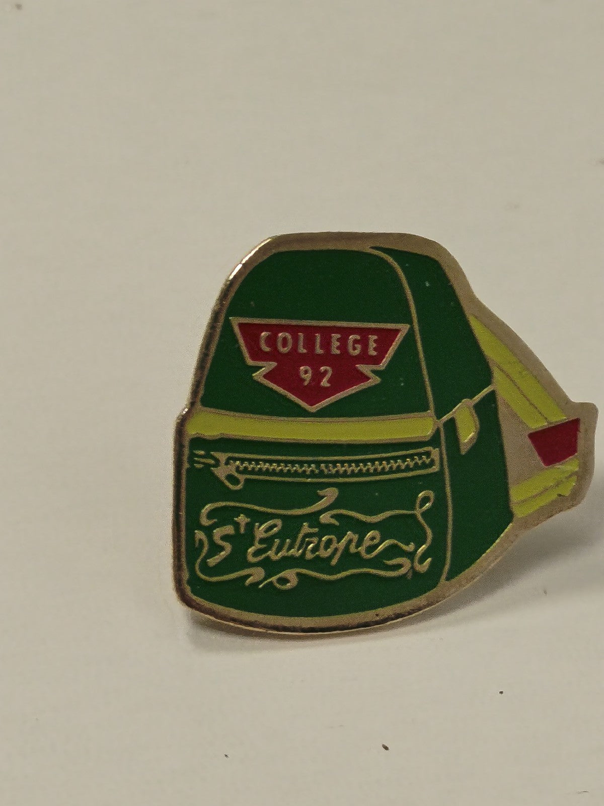 Pin's rétro ancien College 92, badge vintage années 90, collection pin badge