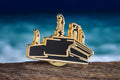 Pin's vintage paquebot noir et doré – Badge ancien bateau – Émail métal